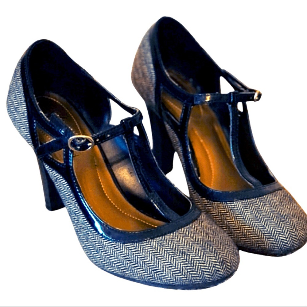 Vintage style pumps